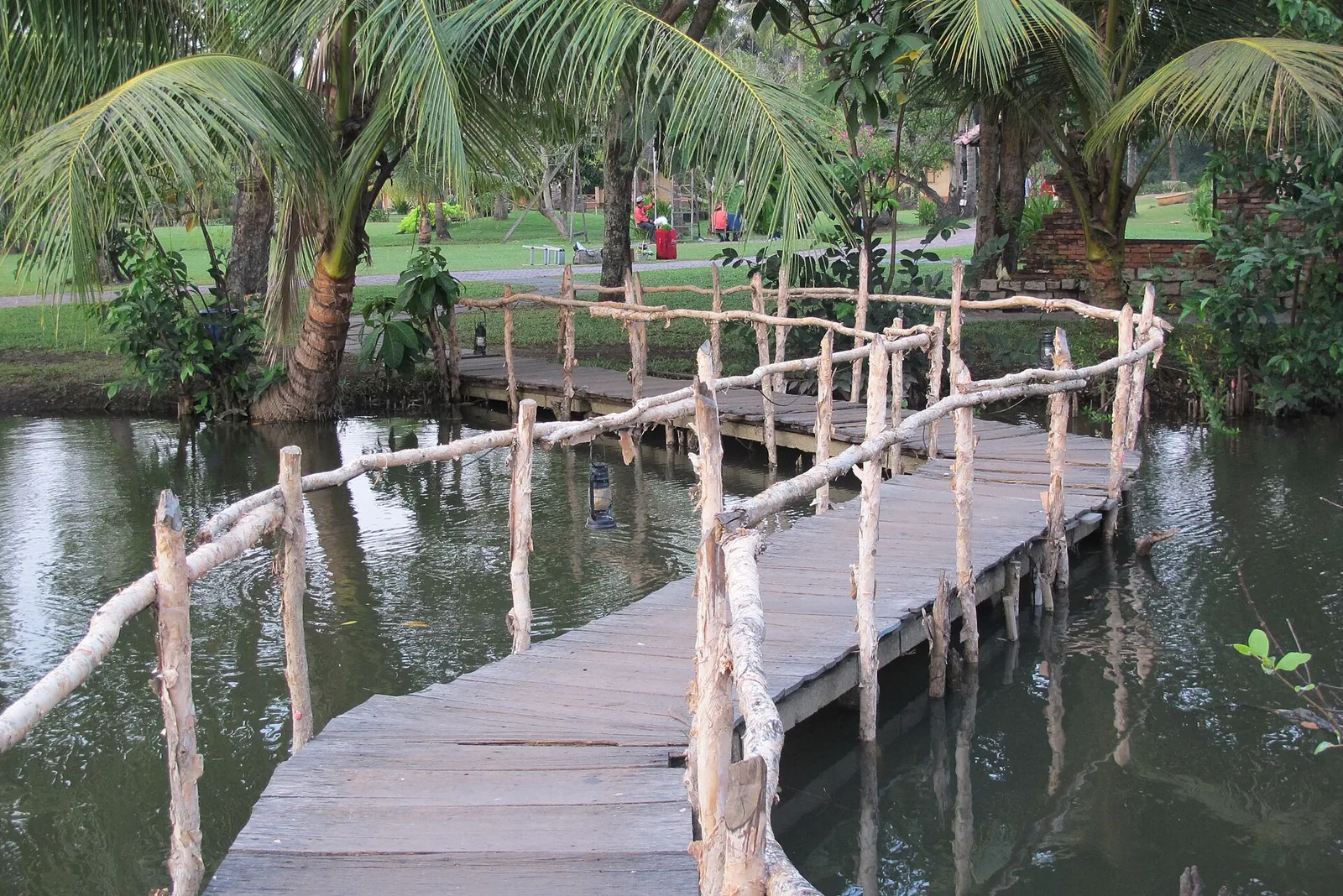 Cầu gỗ trong làng du lịch Bình Quới