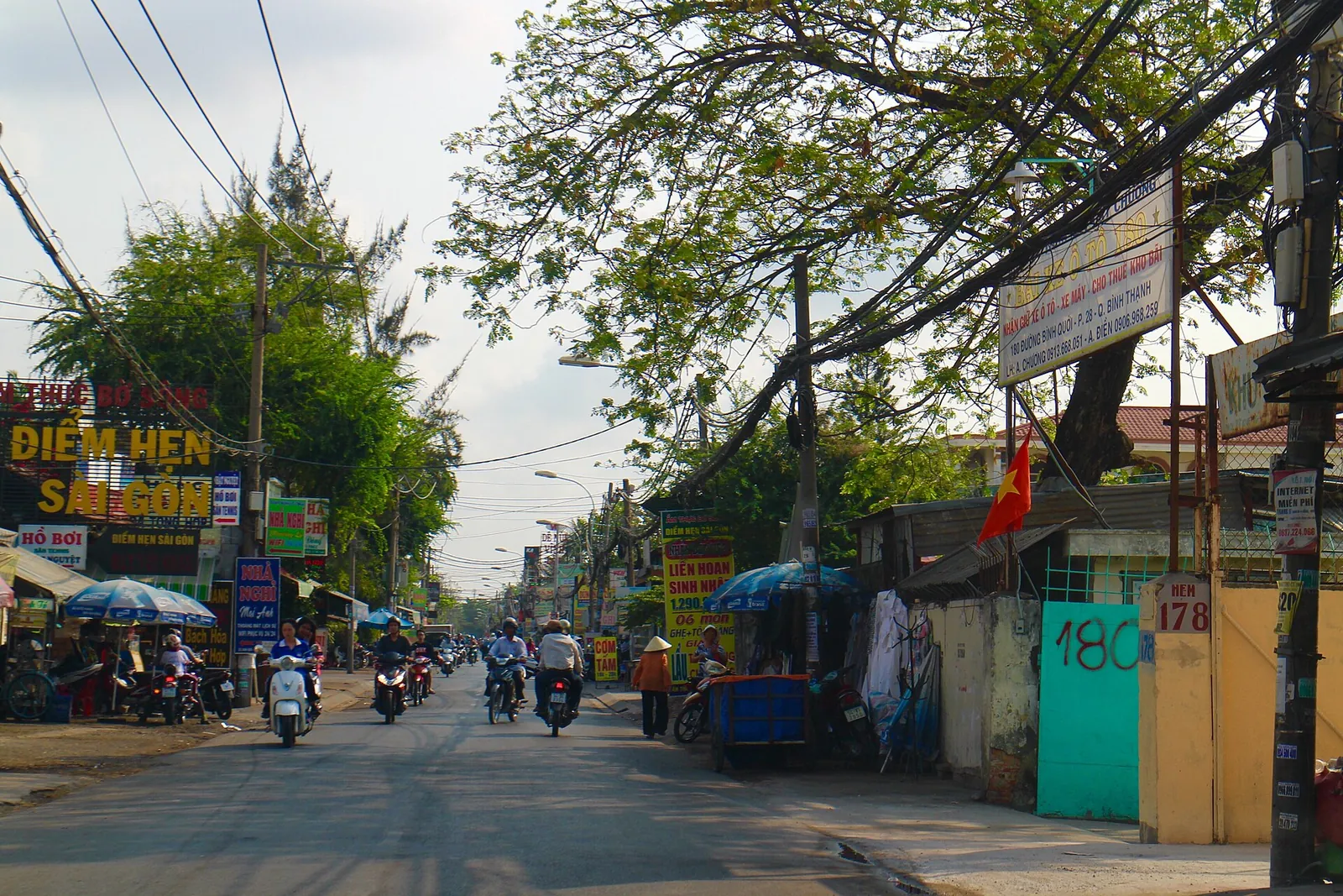 Đường vào cư xá Thanh Đa — khu chung cư cũ đang di dời