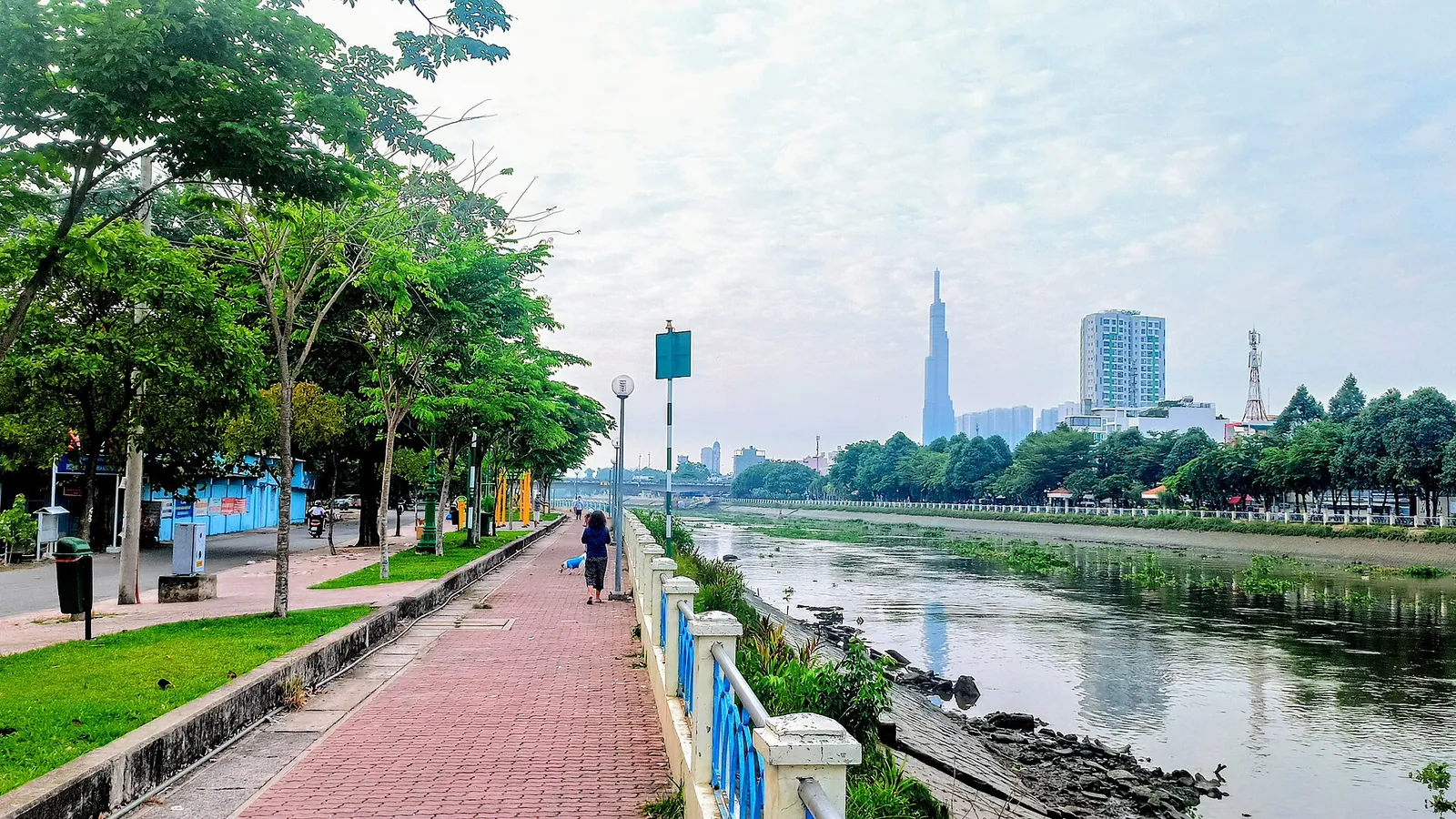 Bờ kè kênh Thanh Đa với Landmark 81 phía xa — bán đảo nằm sát trung tâm TP.HCM