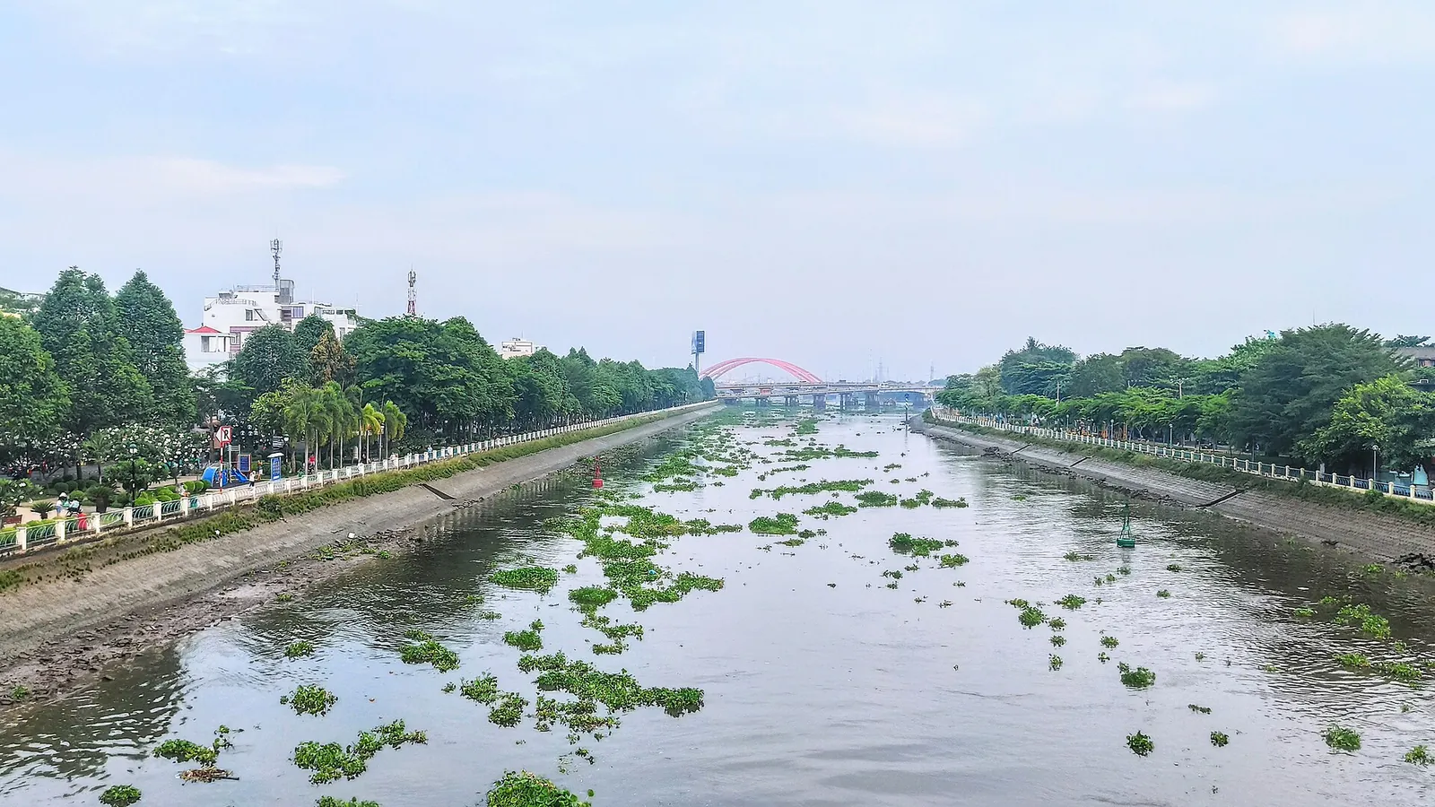 Kênh Thanh Đa nhìn về phía cầu Kinh Thanh Đa