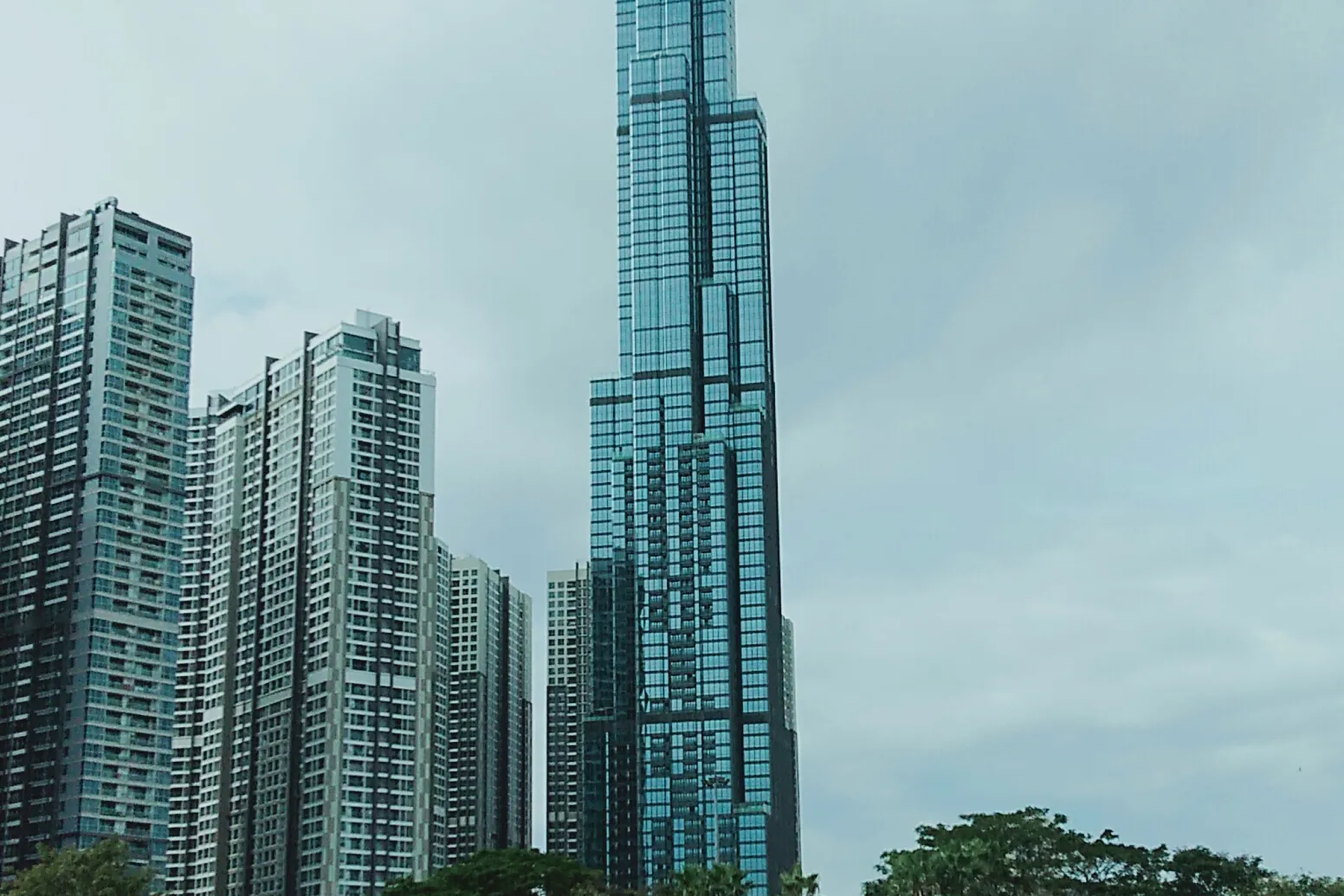 Tháp Landmark 81 và cụm cao ốc ven sông Sài Gòn, phía đối diện bán đảo Bình Quới Thanh Đa