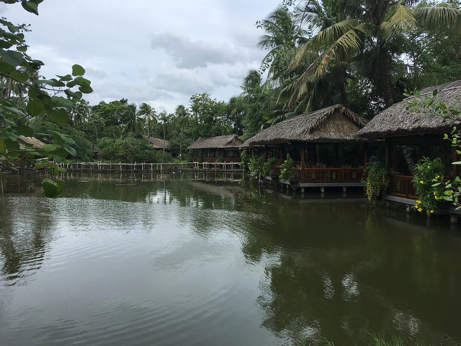 Nhà lá ven hồ trong làng du lịch Bình Quới