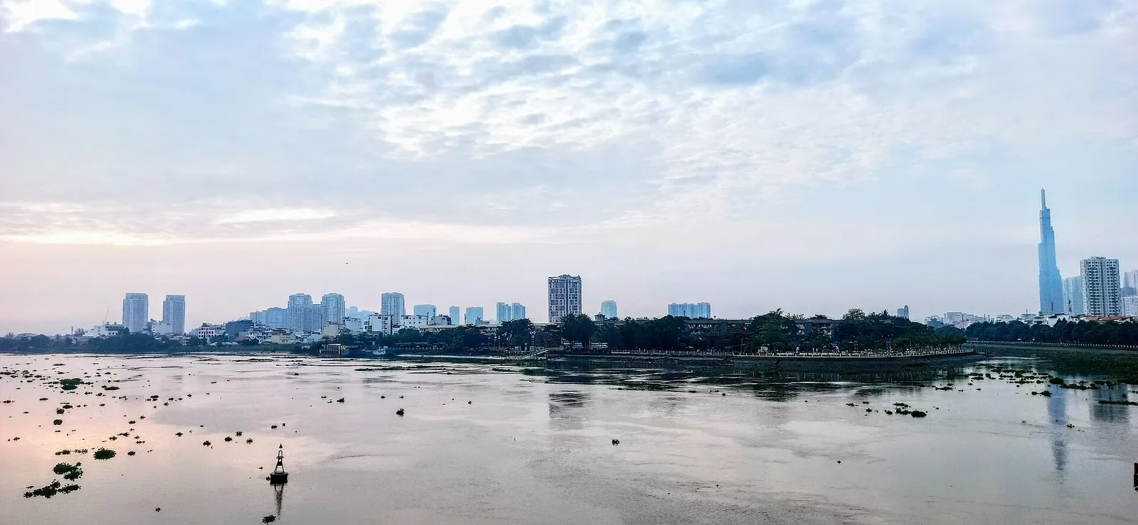 Sông Sài Gòn nhìn từ bán đảo Thanh Đa, phía xa là trung tâm TP.HCM