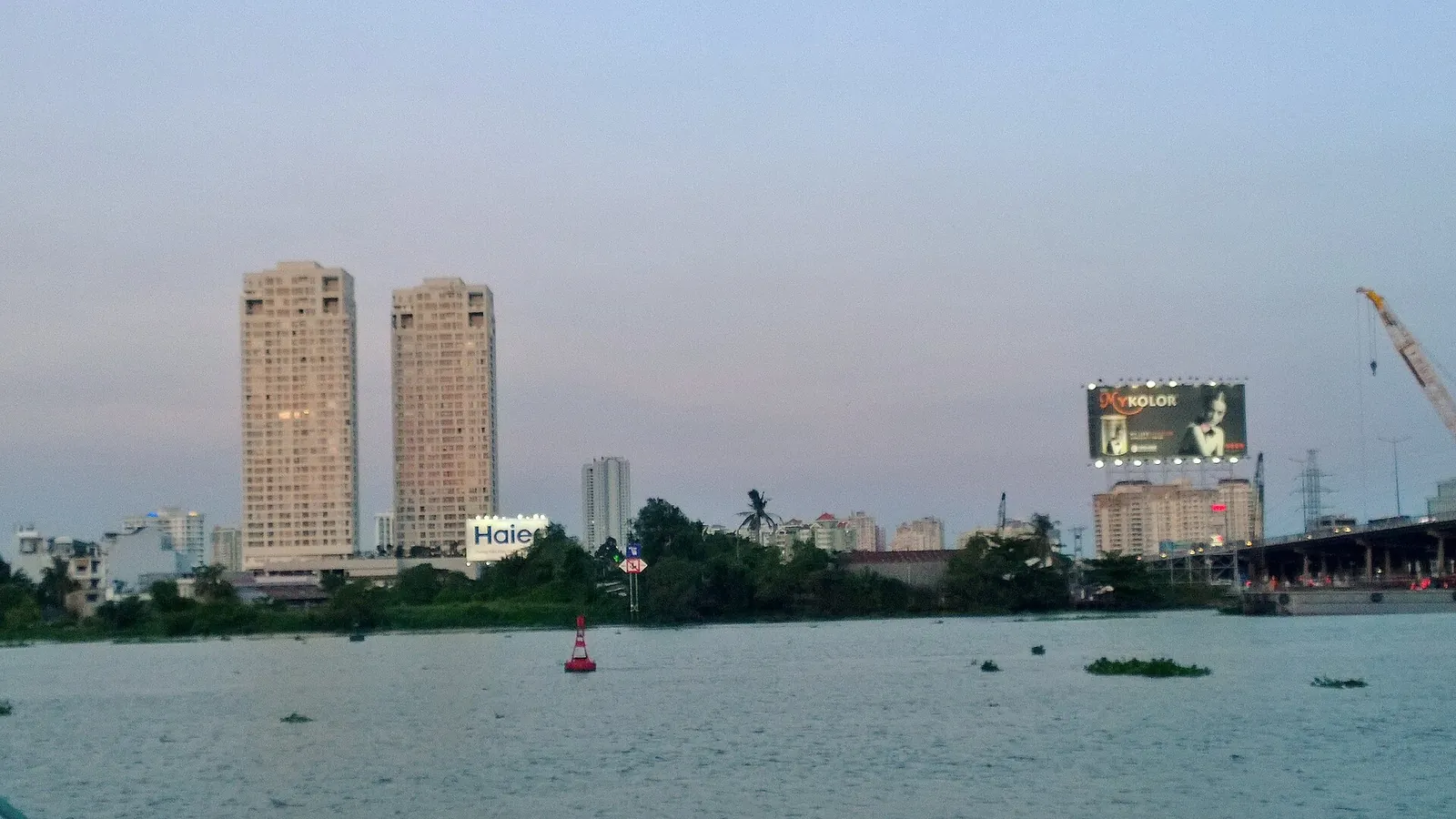 Sông Sài Gòn đoạn Bình Thạnh lúc hoàng hôn